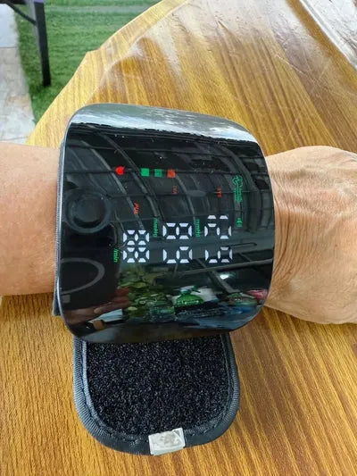 PulseSense: Handgelenk‑Tonometer mit Sprachunterstützung